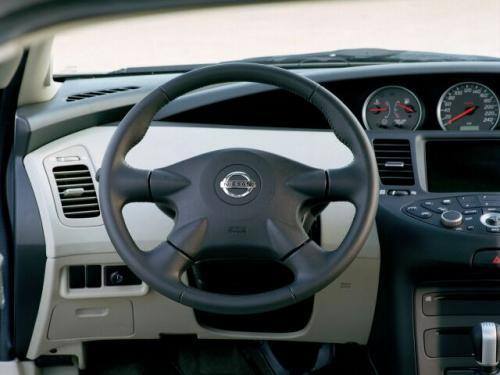 Fot. Nissan:  Tablica przyrządów umieszczona jest centralnie, co jest modne, ale nie zawsze wygodne.