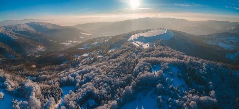 Góra Żar pokryta śniegiem czeka na narciarzy, ale przyciąga także innymi atrakcjami