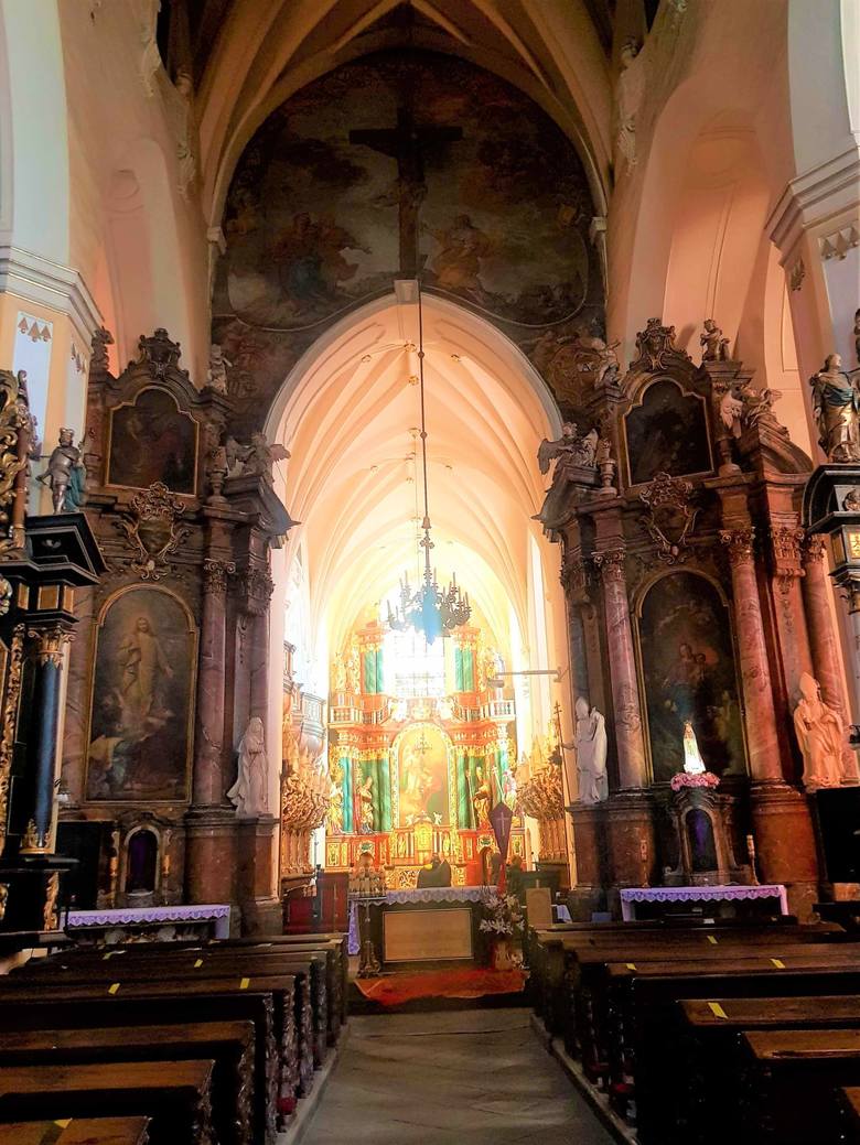 Wnętrze kościoła posiada bogaty wystrój malarsko-rzeźbiarski, którego autorami są mistrzowie śląskiego baroku.