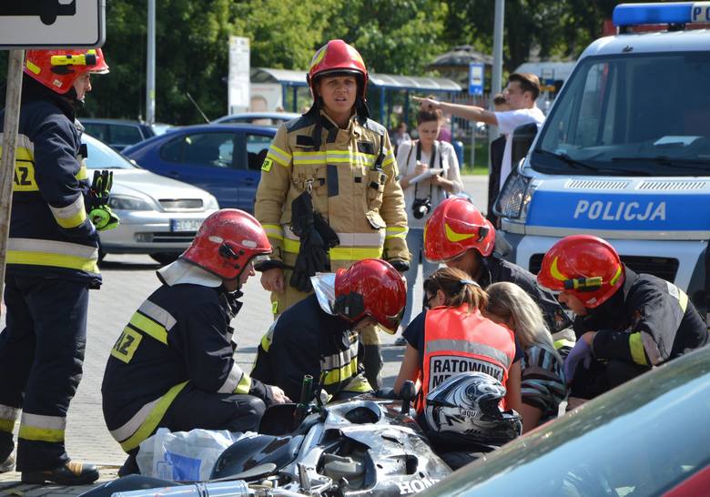 Młoda motocyklistka we wtorek (3 września) ucierpiała w wypadku drogowym na ul. Starorzecze w Łowiczu. Z relacji świadków wynika, że 18-latka z powiatu łowickiego zagapiła się i podczas wykonywania manewru skrętu w lewo zajechała drogę nadjeżdżającemu z przeciwka autu.<br /> <br /> [b]CZYTAJ...