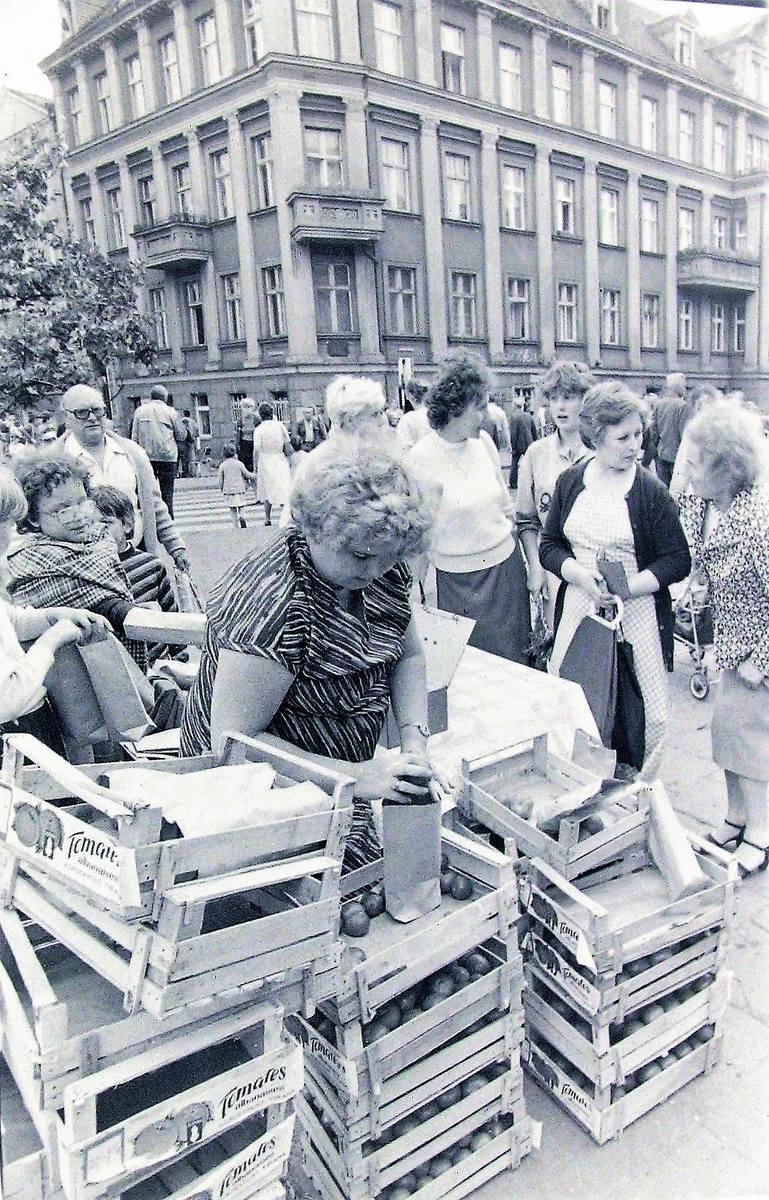 Czerwiec 1986, na początku al. Wojska Polskiego prowizoryczny stragan z pomidorami
