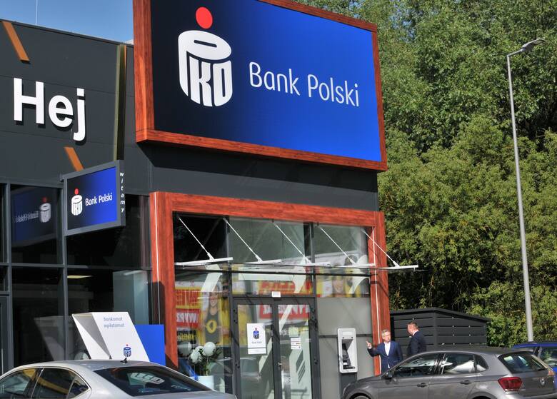  Oddział 1 PKO Banku Polskiego w Ozorkowie zmienia się dla swoich klientów – w nowej lokalizacji i przestrzeni jest nowocześniejszy.