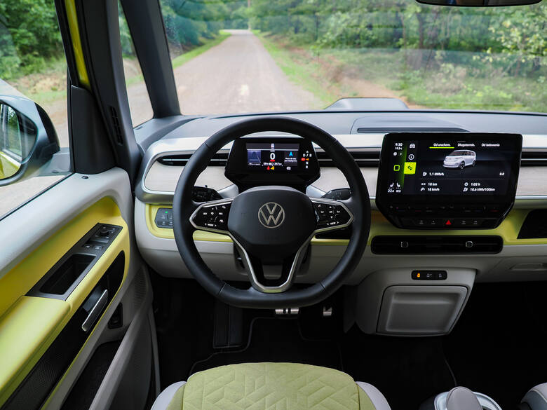Na chwilę obecną w ofercie Volkswagena ID.Buzz jest tylko jedna wersja napędu i wyposażenia. To odmiana Pro z baterią 77 kWh netto (82 kWh brutto) i
