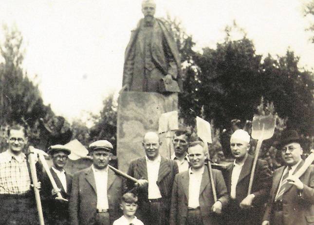Ostatnie dni pokoju. Wśród kopiących rowy przeciwlotnicze był Tadeusz Janas (drugi z prawej). Zginął czwartego dnia wojny.