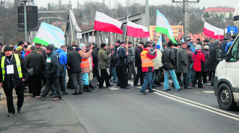 Mieszkańcy Krosna Odrzańskiego już dwukrotnie blokowali most na Odrze. W poniedziałek zaostrzą protest.