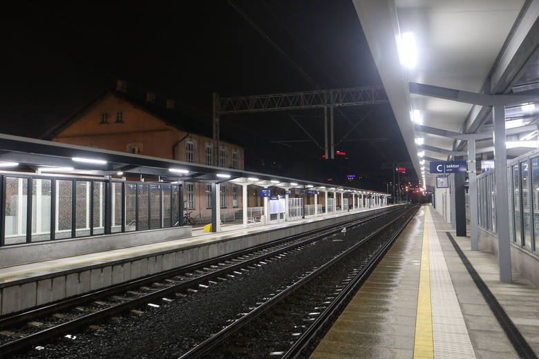 Tak wygląda wieczorową porą rzeszowski dworzec PKP po generalnym remoncie.