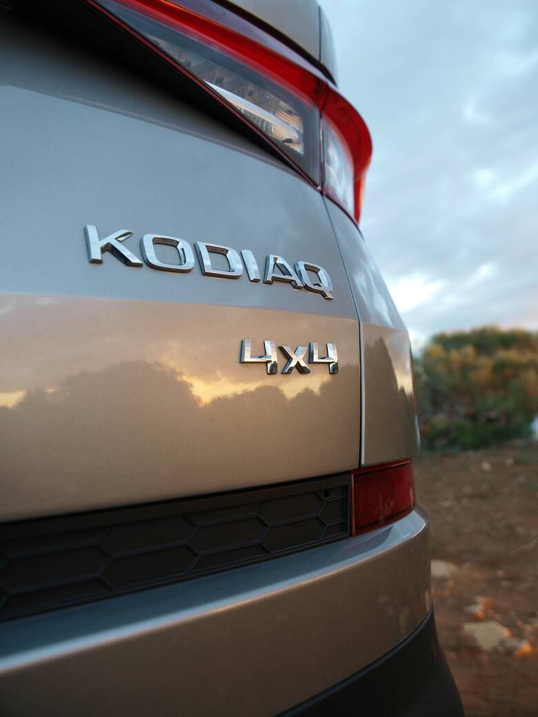Skoda Kodiaq 2.0 TDI Bazowy model z benzynowym silnikiem 1.4 TSI o mocy 125 KM i napędem przednich kół kosztuje tylko 89 900 zł. Ma pięć miejsc i bagażnik