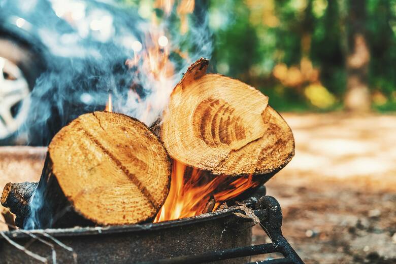 Upewnij się, że masz wystarczająco dużo drewna na cały czas trwania ogniska.