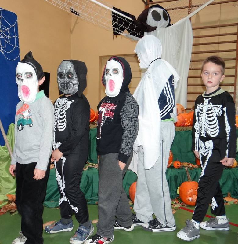 Halloween w Szkole Podstawowej w Dębowej Górze w gminie Skierniewice w 2013 roku