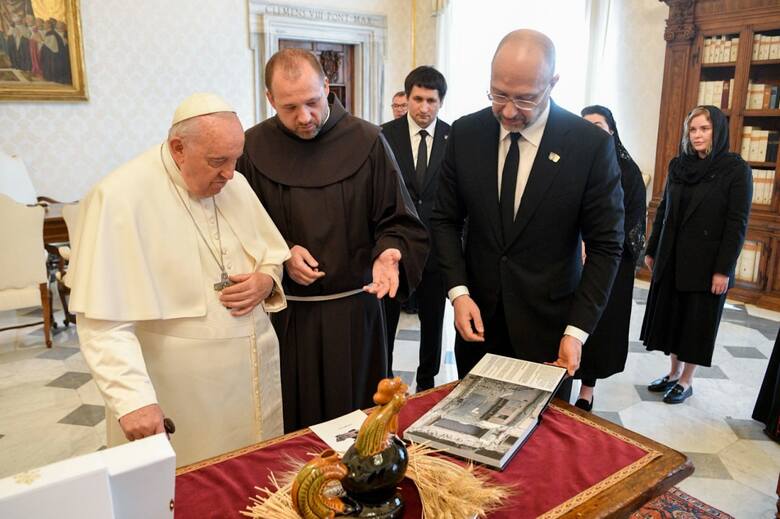 Premier Ukrainy wręczył papieżowi album. Opisuje on rosyjskie zbrodnie na Ukrainie