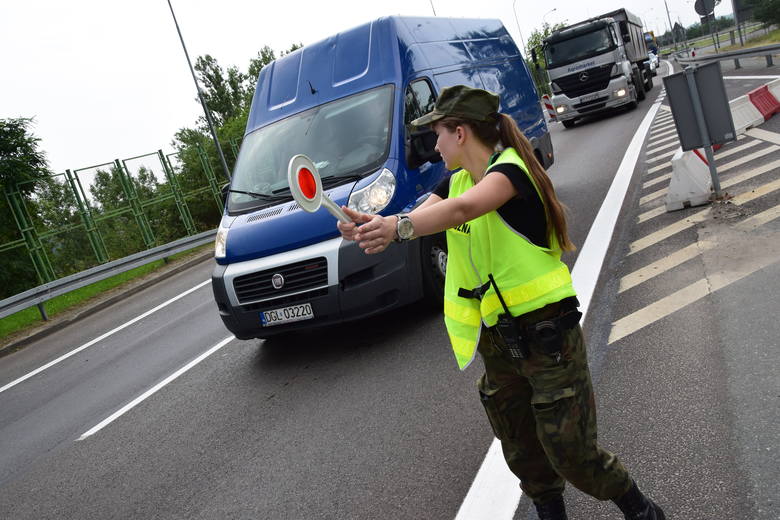 Straż graniczna zatrzymywała wczoraj kierowców w Świecku co kilkadziesiąt minut. W ciągu dnia na polsko-niemieckich przejściach kontrolowanych jest średnio około 1,5 tysiąca osób