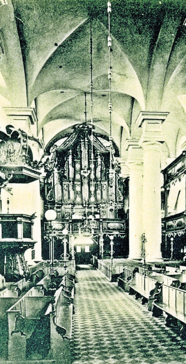Po 1945 roku zostały usunięte z wnętrza kościoła balkony i ołtarze w stylu barokowym