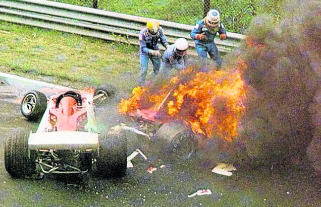 Upiorny wypadek Laudy na Nürburgringu: Merzario, Lunger i Ertl próbują wyciągnąć kierowcę z płonącego samochodu Fot: Archiwum