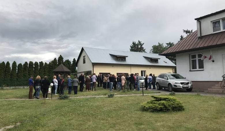 Sprawa afery w Mnichowie nadal nie została wyjaśniona. Kuria Diecezjalna w Kielcach nie podjęła decyzji w sprawie księdza proboszcza i wikariusza.