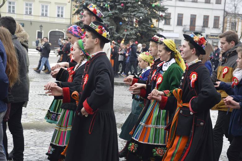 Polonez maturzystów na Starym Rynku w Łowiczu (Zdjęcia)