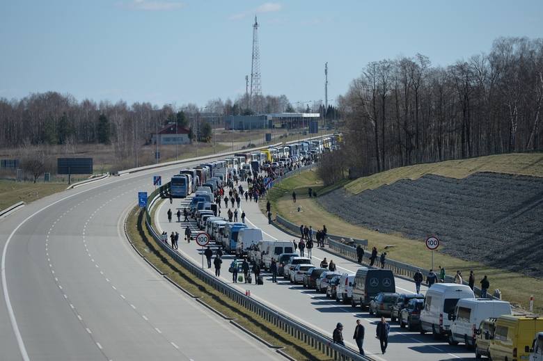 Ukraińcy tracą pracę i wracają do domu. Na zdjęciu przejście graniczne w Korczowie.