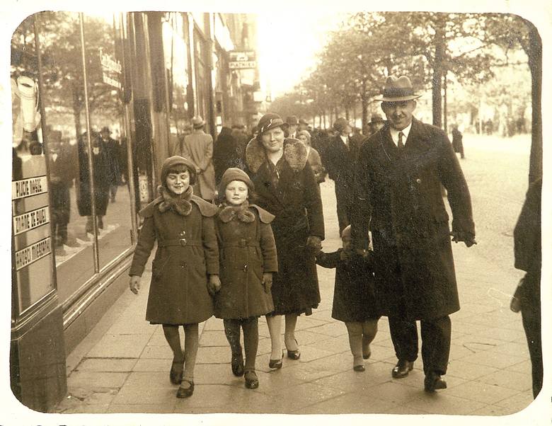 Józef Borecki z żoną Heleną i córkami: Zosią, Janką i Basią. W październiku 1939 r. znalazł się w koszarach 15. pal. I zginął.