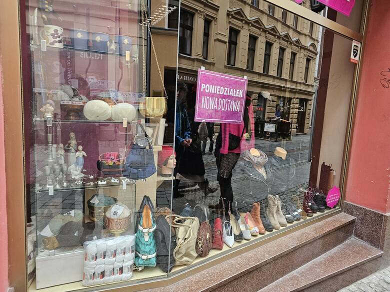 Lumpeksami toruńska starówka stoi. Kolejny sklep z odzieżą używaną otwarto 6 grudnia przy ul. Szerokiej - w lokalu wcześniej zajmowanym przez bank. Sieć
