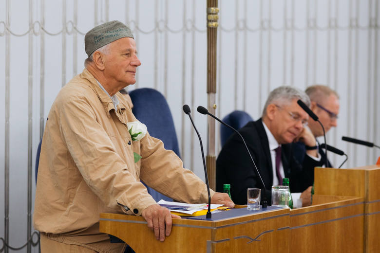 Jan Rulewski 21 lipca wystąpił w Senacie w więziennym drelichu i kaniole, pamiątkach po internowaniu na Białołęce w stanie wojennym. Miał też białą różę. To był jego protest przeciw reformie sądów PiS-u<br /> 