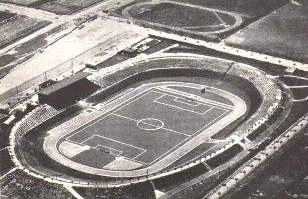 10. Stadion w BytomiuW 1951 roku ligowe spotkanie Ruchu z Wisłą rozegrano na stadionie w Bytomiu, gdzie w obecności około 40 tysięcy widzów krakowianie