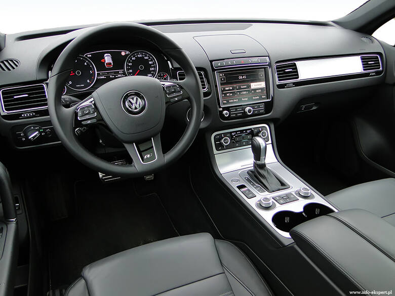 Volkswagen Touareg 3.0 V6 TDITouareg to największy model w osobowej gamie Volkswagena. Niemiecki SUV debiutował na rynku 15 lat temu. W 2010 r. zaprezentowano
