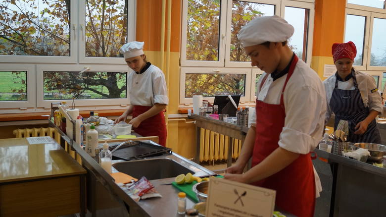 Uczniowie z Jastrzębia dzielą się przepisami na pyszne dania