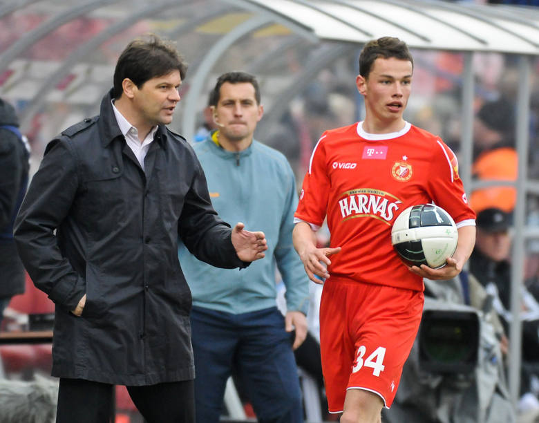 Trener Radosław Mroczkowski udziela rad młodemu widzewiakowi.