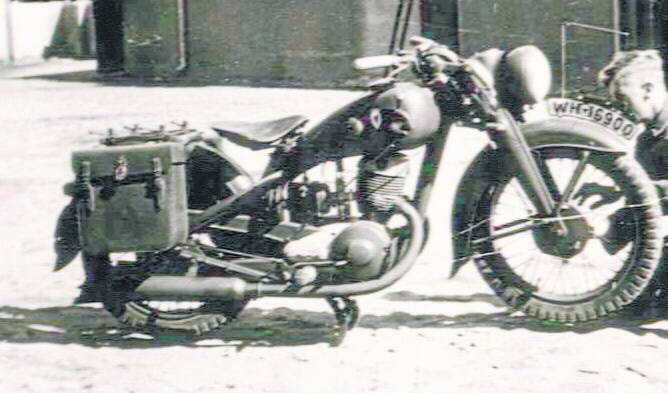 Taki sam motocykl na zdjęciu z epoki. Wszystkie widoczne detale wyglądają identycznieFot: Archiwum