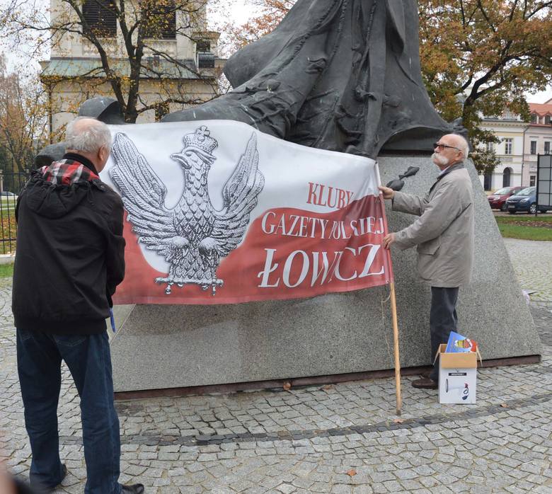 Krucjata różańcowa pod papieskim pomnikiem w Łowiczu [Zdjęcia]