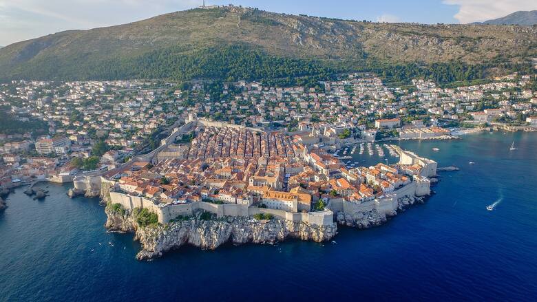 Właściwie całe wybrzeże Chorwacji jest pełne uroczych miasteczek, plaż i fascynujących zabytków.