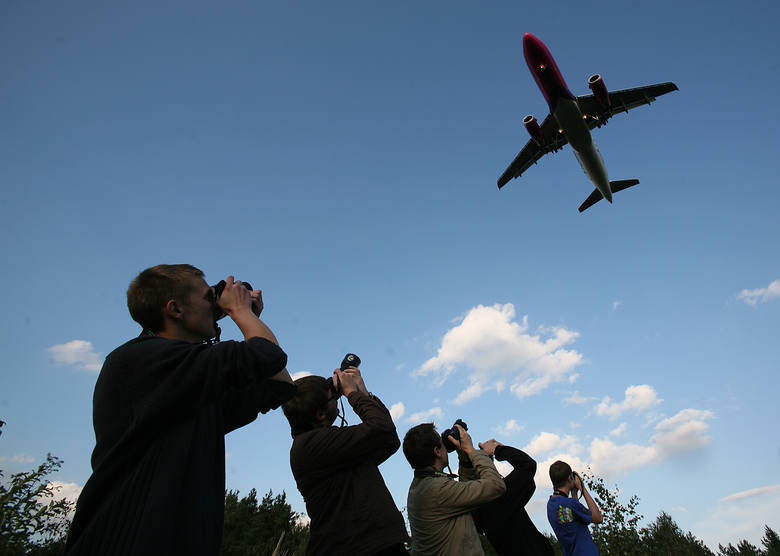 Spotterzy potrafią godzinami czekać na samoloty. Na zdjęciu F-16 lecące do Łasku