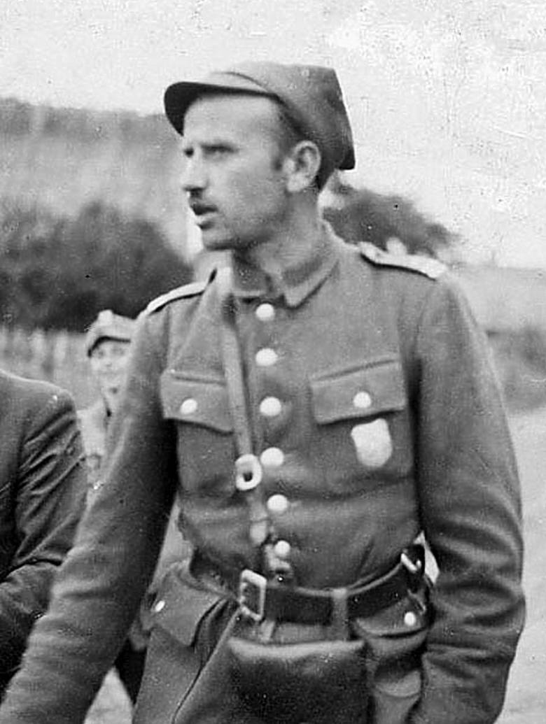 Dowódca szwadronu kawalerii por. Władysław Kitowski ps. Grom (po lewej), dowódca 3. Brygady AK por. Gracjan Fróg ps. Szczerbiec (w środku), adiutant