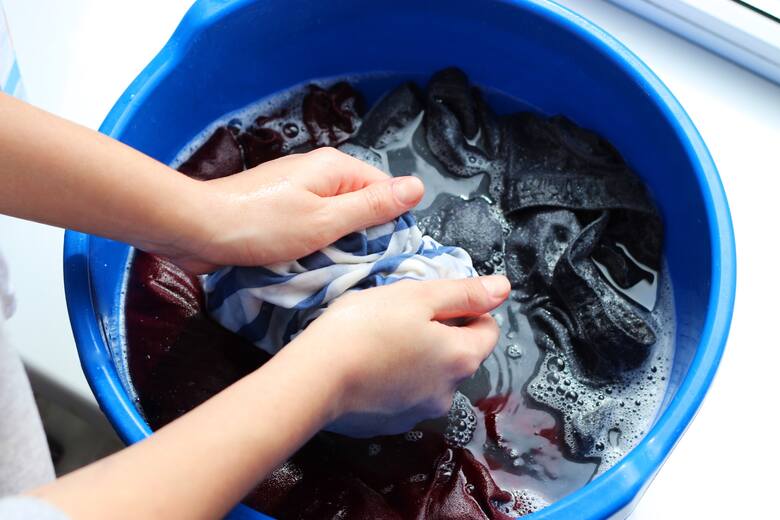 pani robiąca ręczne pranie miska woda brudne ubrania