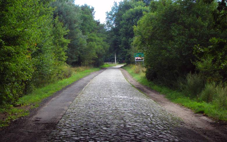 <i>Poniemiecki bruk przez las prowadzi do malowniczego Santoczna w gminie Kłodawa. To tylko kilkanaście minut jazdy z Gorzowa drogą krajową 22.</i>