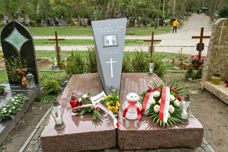 Przewodnicząca Rady Miasta Gdańska oraz zastępca prezydent Gdańska złożyli kwiaty i zapalili znicze na grobach gdańskich ofiar katastrofy.