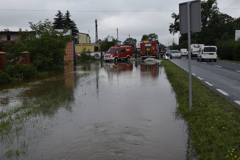Całonocne opady deszczu spowodowały, że ul. Mszczonowska została zalana. Woda wdarła się na posesje. Strażacy pompują wodę do rowu po drugiej stronie ulicy, ale akcję utrudnia duży ruch. Do akcji włączyła się policja, która zamknęła ulicę i kieruje pojazdy objazdem przez ul. Miedniewicką do Unii...