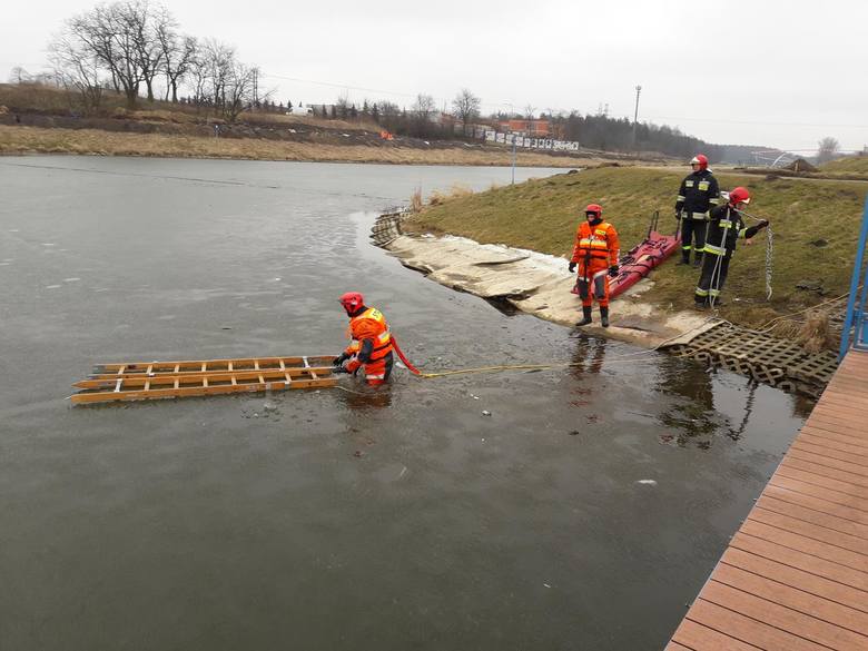 Ćwiczenia w zakresie ratownictwa wodno-lodowego w Skierniewicach