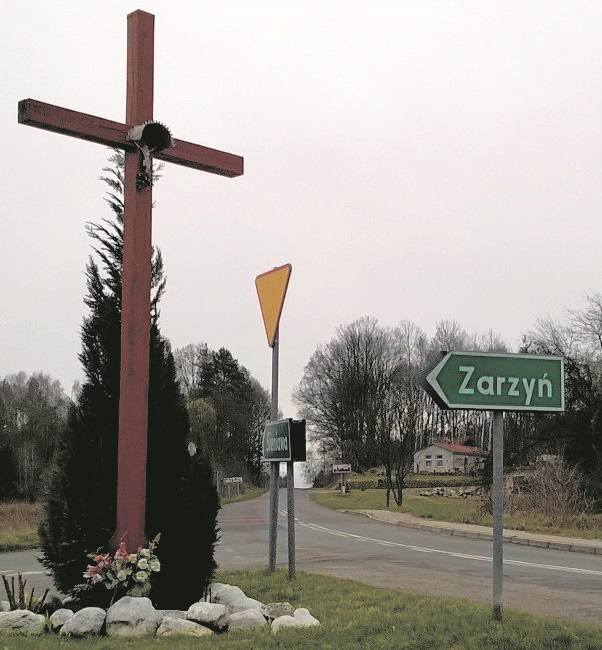 Do wsi prowadzi drogowskaz Zarzyń.
