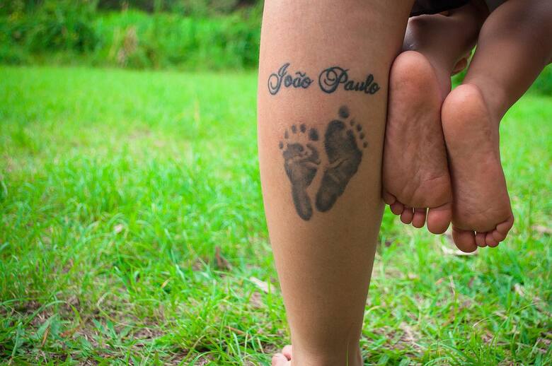 Kobieta robiła tatuaże swoim dzieciom. Została złapana i odpowie za swoje czyny