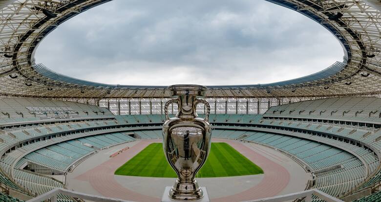 Trofeum na stadionie w Baku