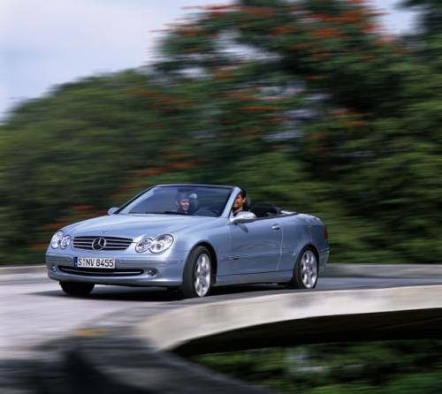 Fot. Mercedes-Benz:  „Jest gwiazda, jest jazda” myśli kierowca i żaden test łosia, którego nie zaliczyła klasa A, ani wpadki z jakością nowych modeli