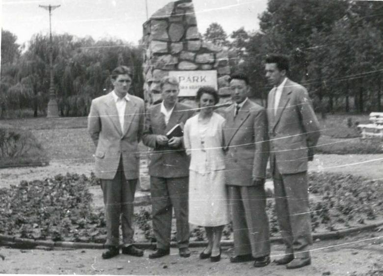 Przed pomnikiem Janka Krasickiego w parku, od lewej: Edward Szymański, Jan Konieczka ?, Wanda Hertig, Ri Jin Ben, Stanisław Kaszyński