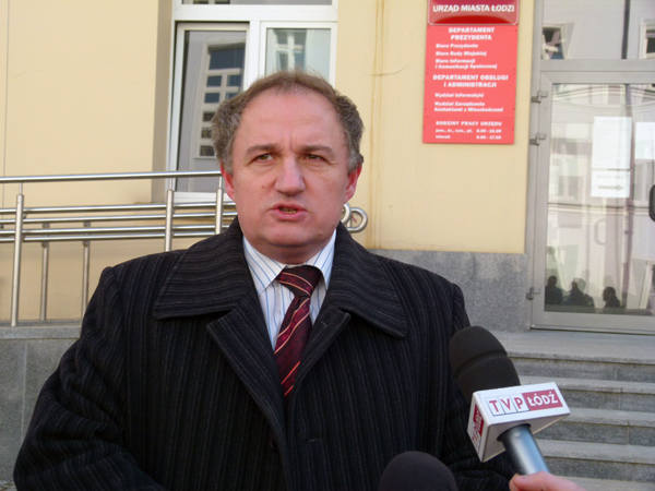  Poseł Jarosław Jagiełło jest przeciwny referendum w sprawie odwołania prezydent Zdanowskiej.<br>mastalerek.jpg - Poseł Marcin Mastalerek wzywa do podpisywania wniosku o referendum.