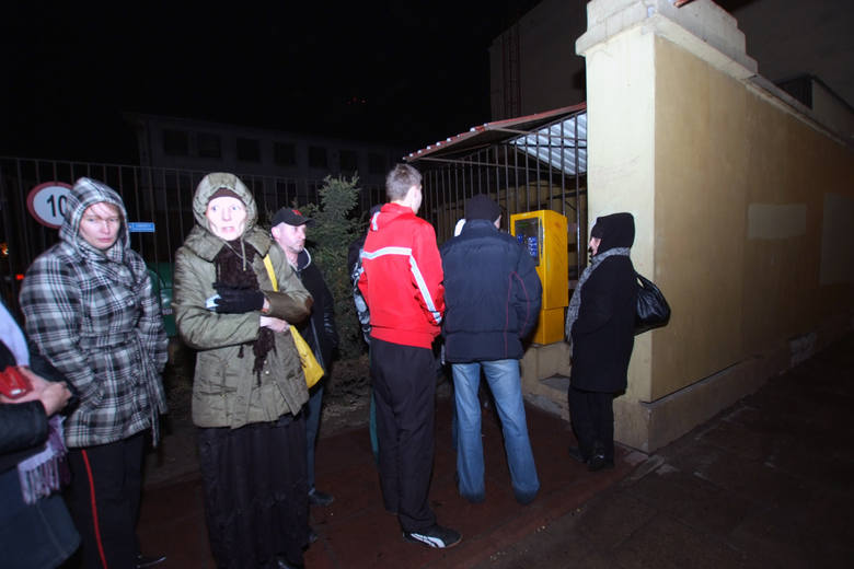 Dwadzieścia osób stało wczoraj wieczorem przed energomatem przy ul. Tuwima, by zapłacić za prąd. 
