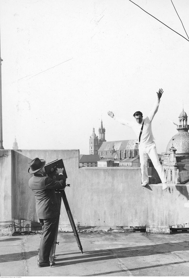 Człowiek-mucha Feliks Nazarewicz pozujący do zdjęć na dachu Pałacu Prasy