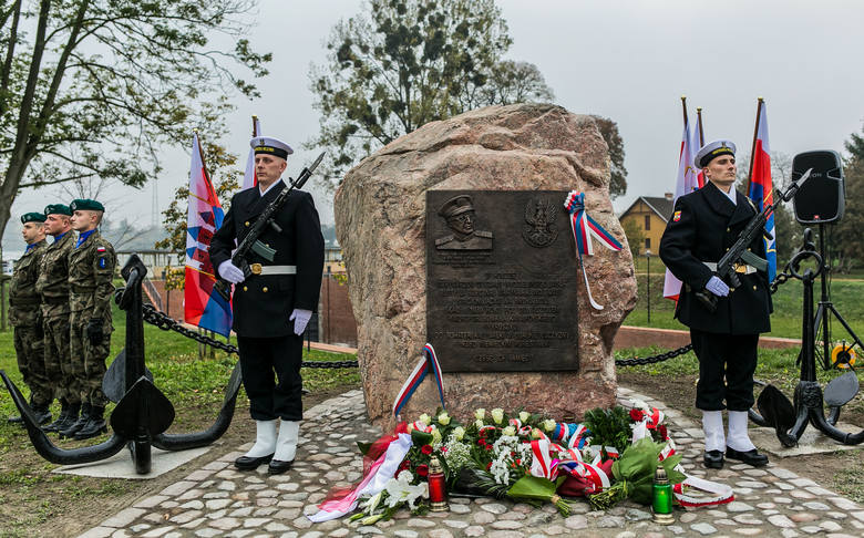 Uroczystość odsłonięcia w Brdyujściu pomnika, upamiętniającego marynarzy flotylli OW Wisła, którzy we wrześniu 1939 roku walczyli z niemieckim agres