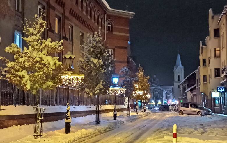 Zima w Oświęcimiu ma swoje uroki, szczególnie w świątecznej oprawie i wieczorową porą