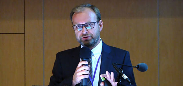 Dr Tomasz Ozorowski jest mikrobiologiem i byłym prezesem Stowarzyszenia Epidemiologii Szpitalnej. Pracuje w szpitalu wojewódzkim przy ul. Lutyckiej w