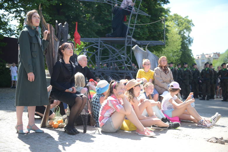 W niedzielę, 28 maja, mieszkańcy miasta mogli zobaczyć widowisko plenerowe „Ulice wolności”, przygotowane przez Lubuski Teatr. Spektakl przedstawiono w 57. rocznicę Wydarzeń Zielonogórskich.
