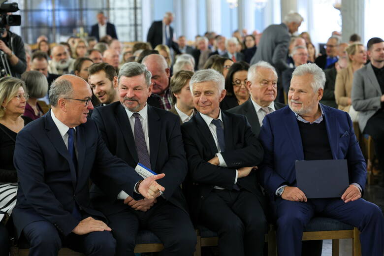 Od prawej siedzą Aleksander Kwaśniewski, Włodzimierz Czarzasty, Marek Belka, Jarosław Kalinowski